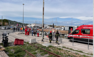 Ancona - Il muletto si sfrena e finisce in acqua: incidente choc al Mandracchio